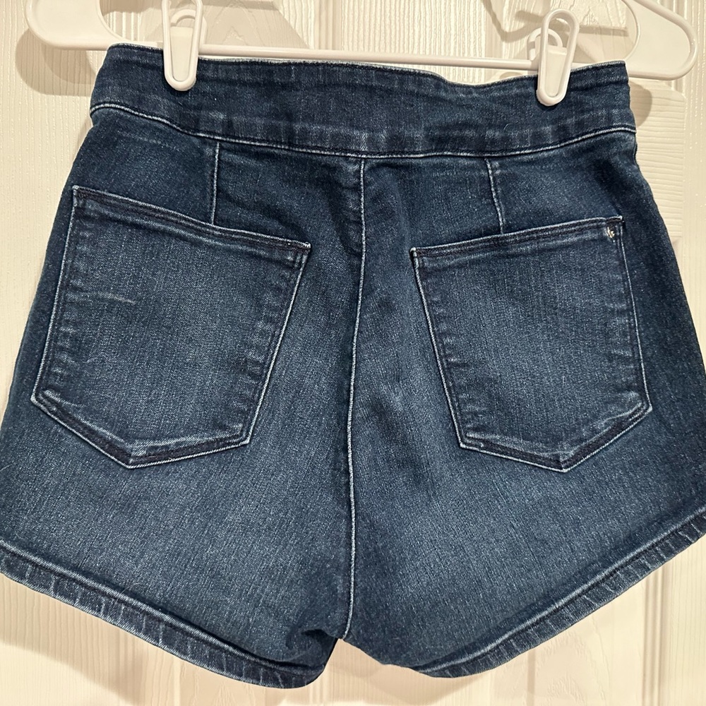 GUESS High Rise Shorts - Picture 2 of 2